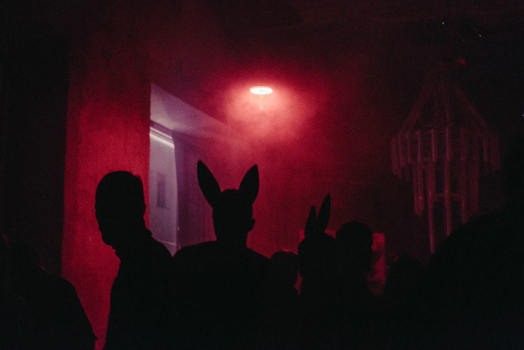 Sådan planlægges en natklubevent: Hvad med et tema med kaninkostumer?